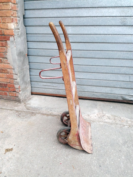 carretilla 2 ruedas hierro madera 112x45x37-40 1u